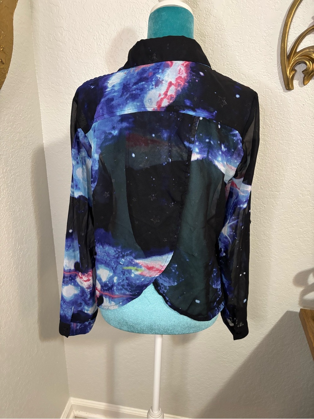 Truth NYC Whimsical Galaxy Tulip Hem Blouse M - Picture 2 of 9